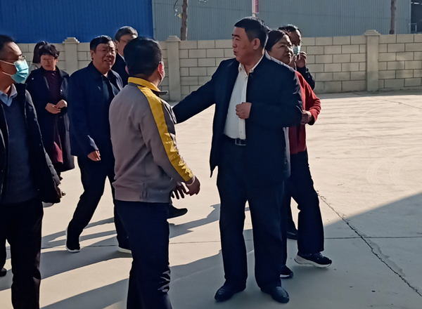 河南省農業(yè)廳專家驗收小組對蘭考花生基地及特香型花生油加工設備進行綠色食品加工認證驗收(圖1) 河南省農業(yè)廳專家驗收小組對蘭考花生基地及特香型花生油加工設備進行綠色食品加工認證驗收(圖1)