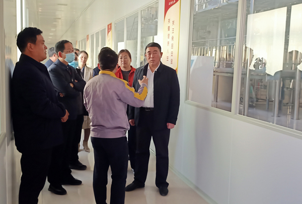 河南省農業(yè)廳專家驗收小組對蘭考花生基地及特香型花生油加工設備進行綠色食品加工認證驗收(圖5) 河南省農業(yè)廳專家驗收小組對蘭考花生基地及特香型花生油加工設備進行綠色食品加工認證驗收(圖5)